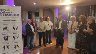 Personas asistentes durante la inauguración de la exposición de pintura de la Asociación Parkinson Elche en la Sala de Cultura de Catral