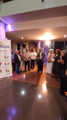 Personas asistentes durante la inauguración de la exposición de pintura de la Asociación Parkinson Elche en la Sala de Cultura de Catral
