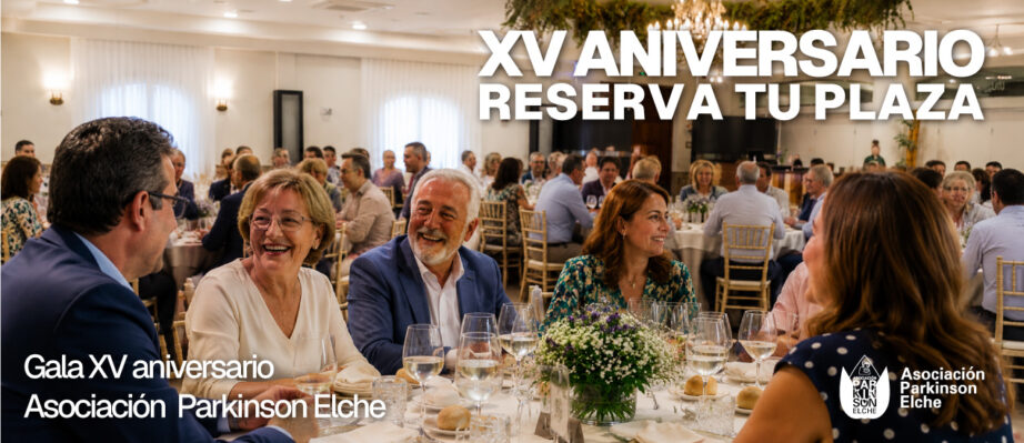 Personas asistentes compartiendo mesa durante la comida solidaria del XV Aniversario de la Asociación Parkinson Elche en el Restaurante Martino de Elche