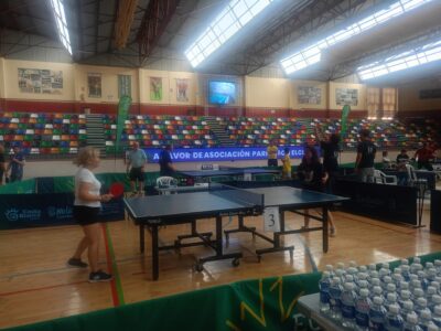 Imágenes del primer torneo solidario de tenis de mesa organizado por Parkinsometros a beneficio de la Asociación Parkinson Elche