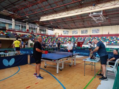 Imágenes del primer torneo solidario de tenis de mesa organizado por Parkinsometros a beneficio de la Asociación Parkinson Elche