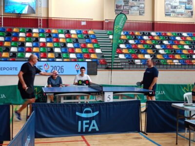 Imágenes del primer torneo solidario de tenis de mesa organizado por Parkinsometros a beneficio de la Asociación Parkinson Elche