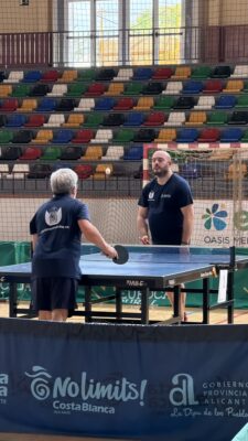 Imágenes del primer torneo solidario de tenis de mesa organizado por Parkinsometros a beneficio de la Asociación Parkinson Elche
