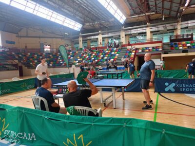 Imágenes del primer torneo solidario de tenis de mesa organizado por Parkinsometros a beneficio de la Asociación Parkinson Elche