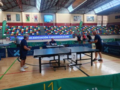Imágenes del primer torneo solidario de tenis de mesa organizado por Parkinsometros a beneficio de la Asociación Parkinson Elche