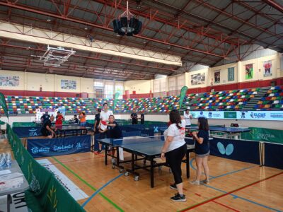 Imágenes del primer torneo solidario de tenis de mesa organizado por Parkinsometros a beneficio de la Asociación Parkinson Elche
