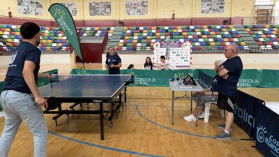 Imágenes del primer torneo solidario de tenis de mesa organizado por Parkinsometros a beneficio de la Asociación Parkinson Elche