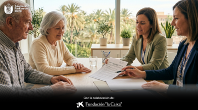 Trabajadora social atendiendo a una persona con párkinson en la Asociación Parkinson Elche gracias al apoyo de Fundación la Caixa y CaixaBank