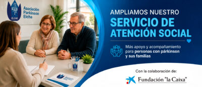 Trabajadora social atendiendo a una persona con párkinson en la Asociación Parkinson Elche gracias al apoyo de Fundación la Caixa y CaixaBank
