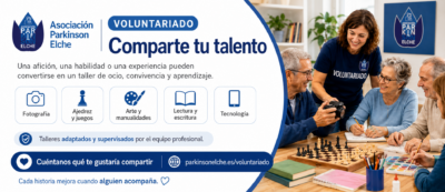 Persona voluntaria compartiendo una afición en un taller adaptado para personas con párkinson en Elche