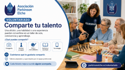 Persona voluntaria compartiendo una afición en un taller adaptado para personas con párkinson en Elche
